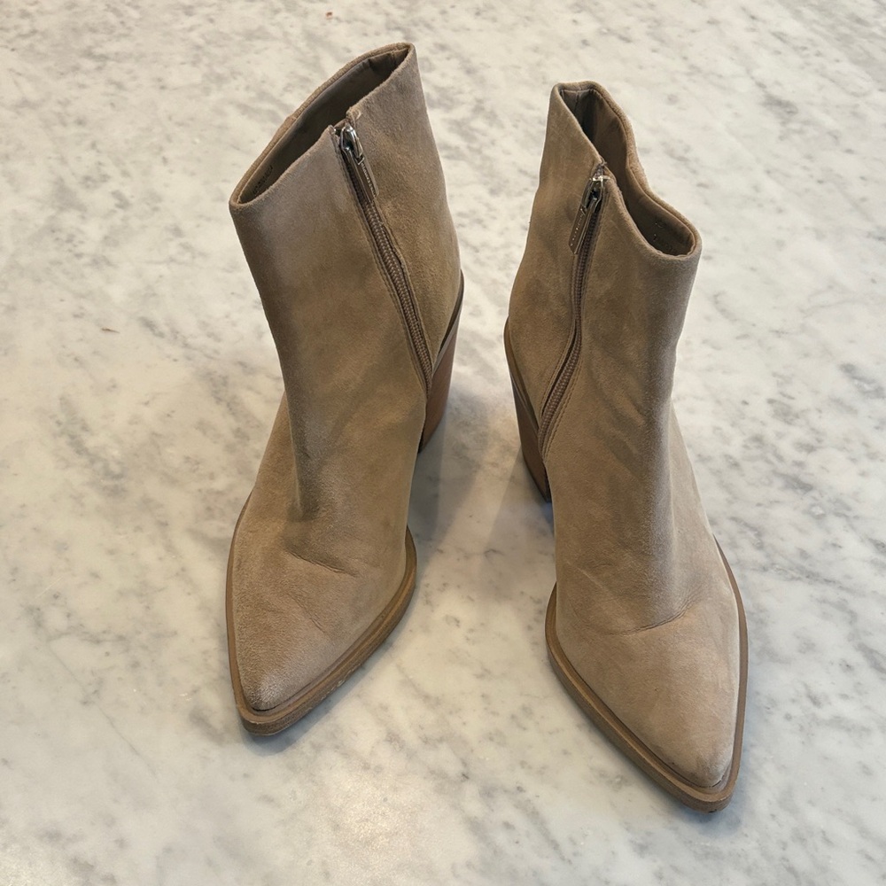 Vince Camuto pointed toe bootie (suede)